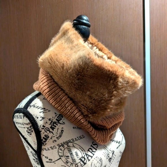 Banana Republic faux fur scarf - Picture 4 of 6